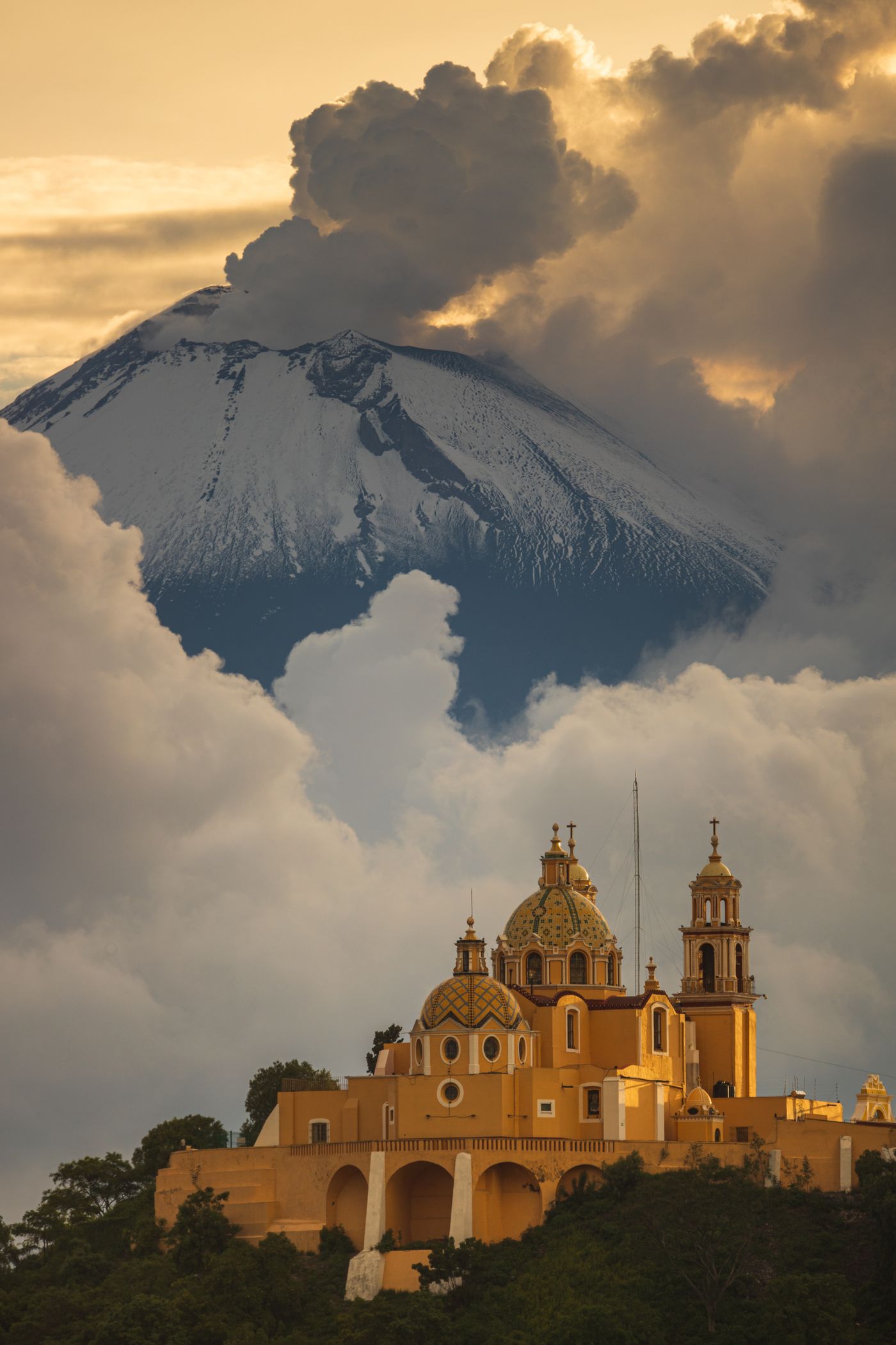 Iglesia de Cholula con el volcán Popocatépetl