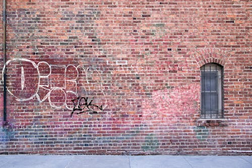 Základová fotografie zdarma na téma cihlová struktura, cihlová zeď, graffiti