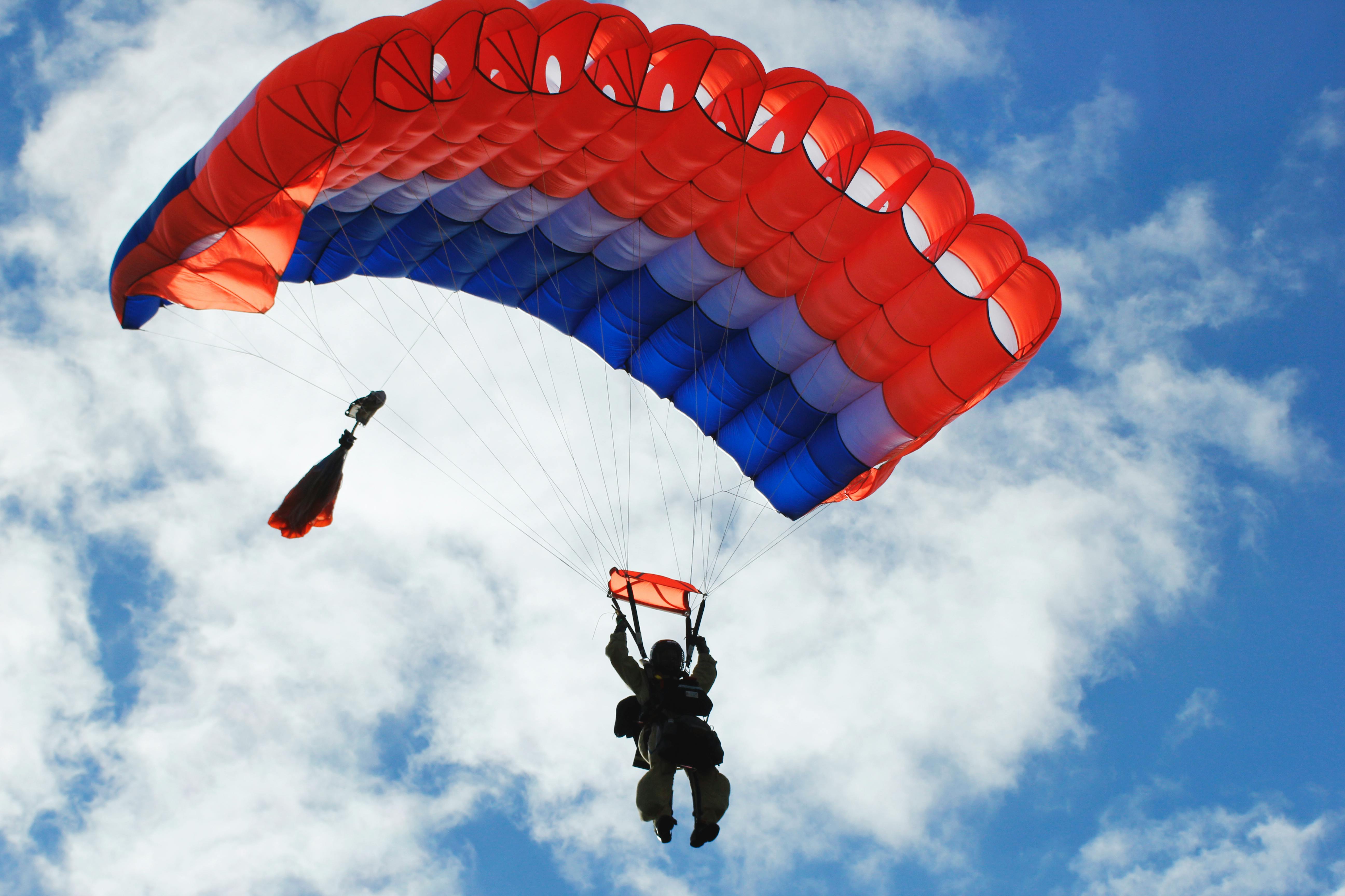 スカイダイビング スモークジャンパー パラシュートの無料の写真素材