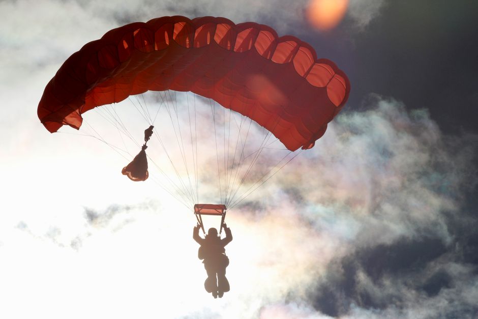 Gün batımında paraşütle süzülen skydiver