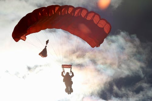 無料 赤いパラシュートに乗る人 写真素材