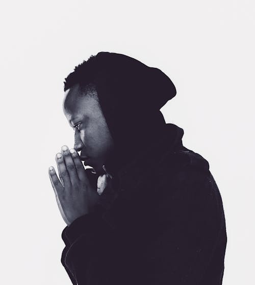Immagine gratuita di bianco e nero, giacca con cappuccio, pregando