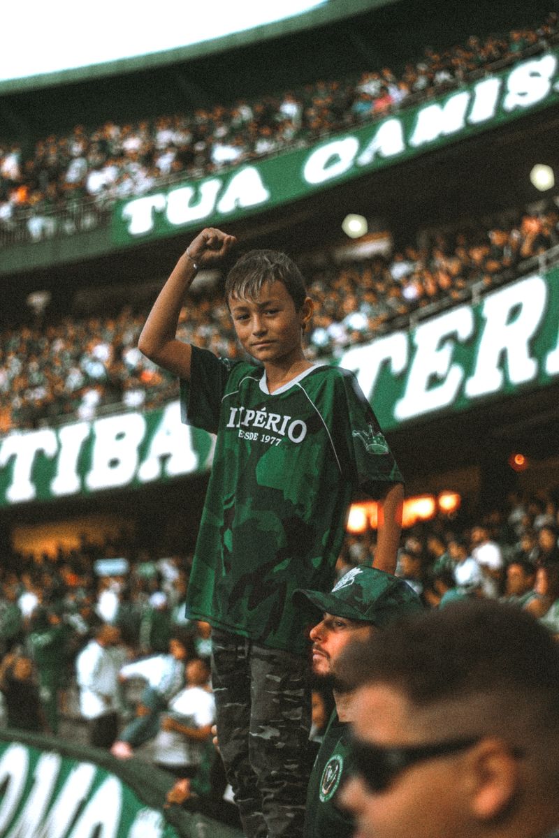 Crianca com uniforme de futebol