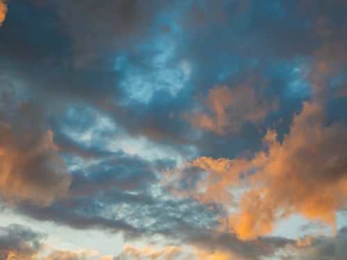 Free Capture the beauty of sunset with vibrant hues and dramatic clouds filling the sky. Stock Photo