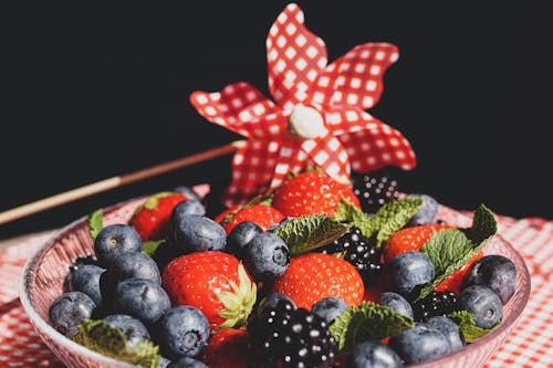 бесплатная Клубника и синие ягоды на стеклянной круглой тарелке Стоковое фото