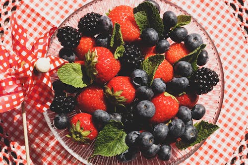 Fresas Y Arándanos En Un Tazón De Vidrio.