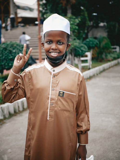 Kostenloses Stock Foto zu afroamerikanischer mann, friedenszeichen, islam