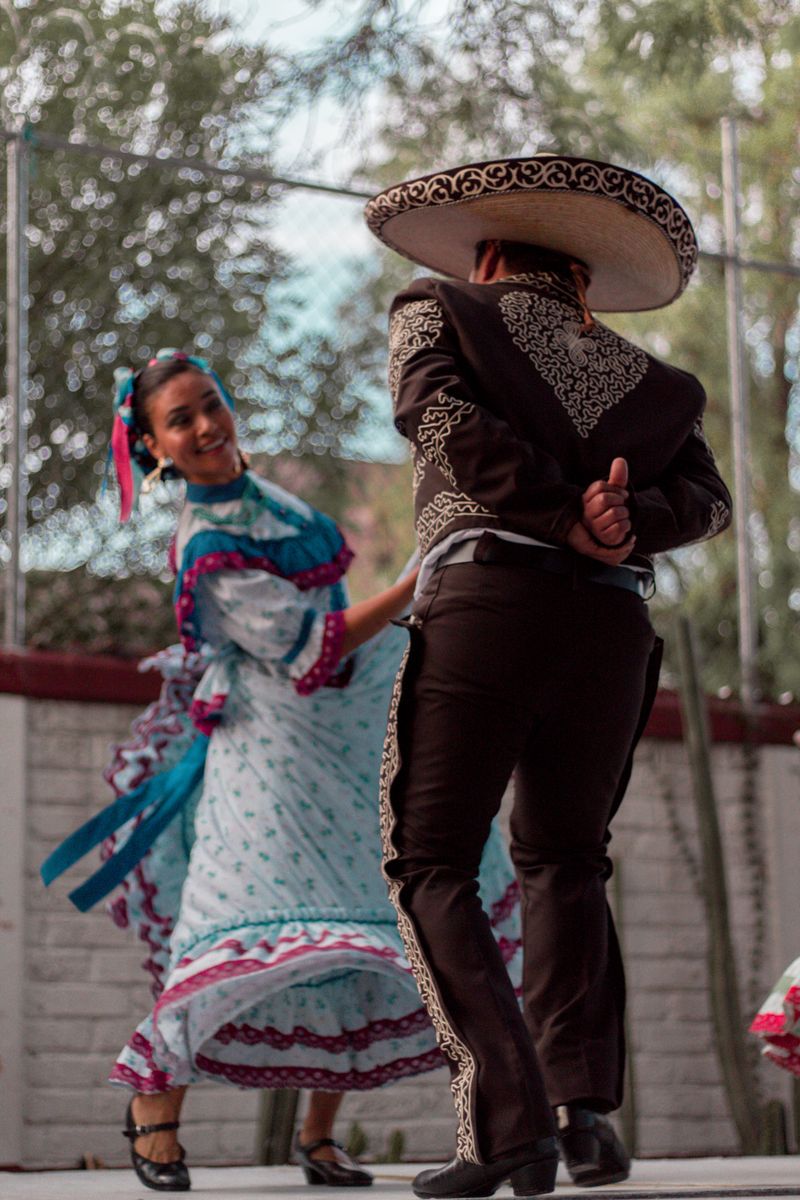 Bailarines mexicanos con vestimenta colorida durante una presentación tradicional