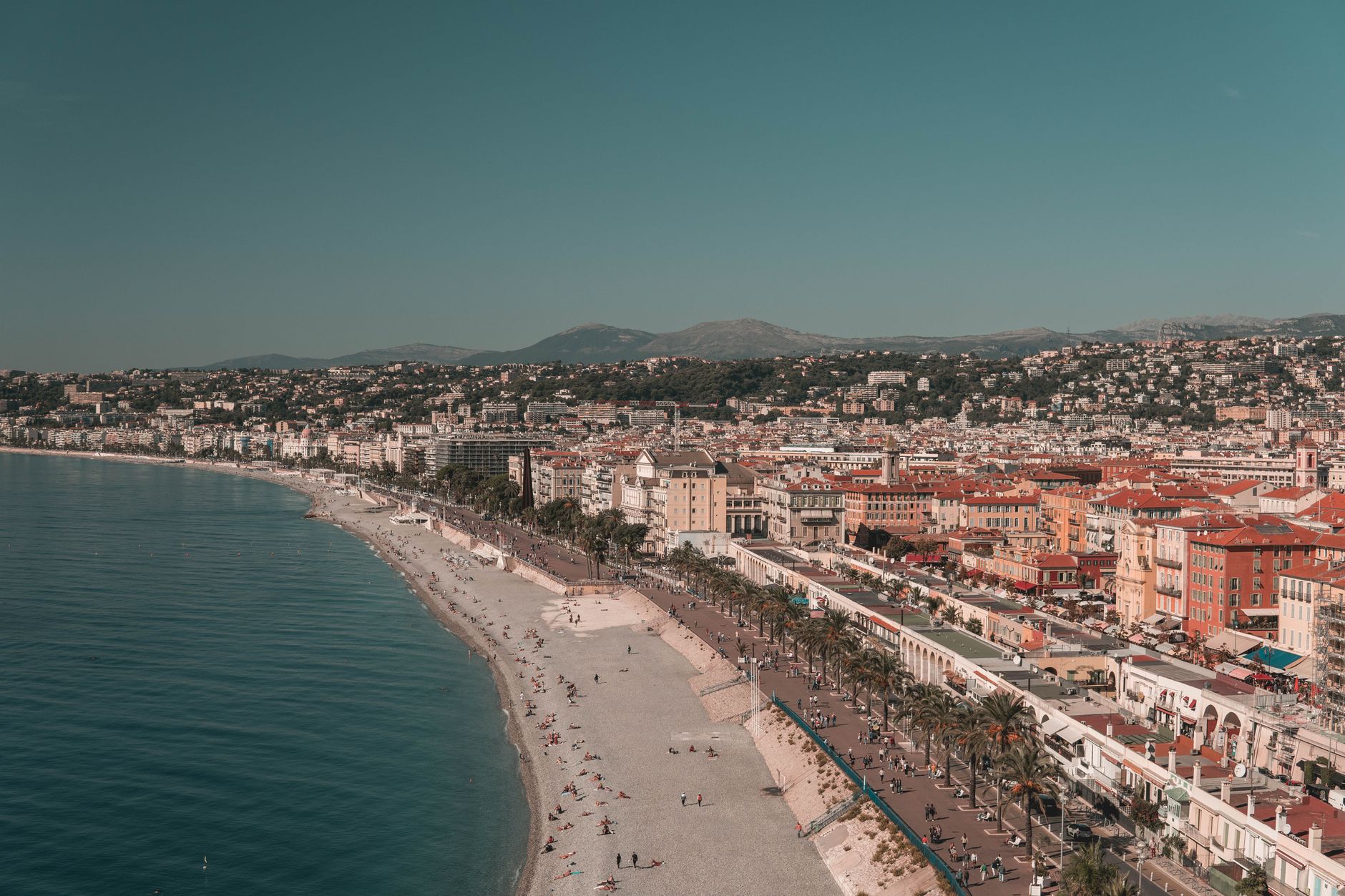 Illustration: Nice : tueur à trottinette mitraille une place en plein jour – 2 morts, 6 blessés, la guerre du narcotrafic s'invite dans les rues
