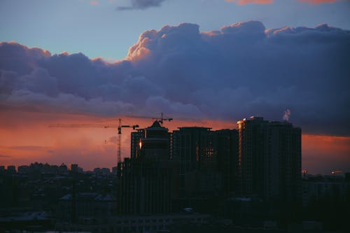 Foto stok gratis awan, bangunan, bayangan hitam