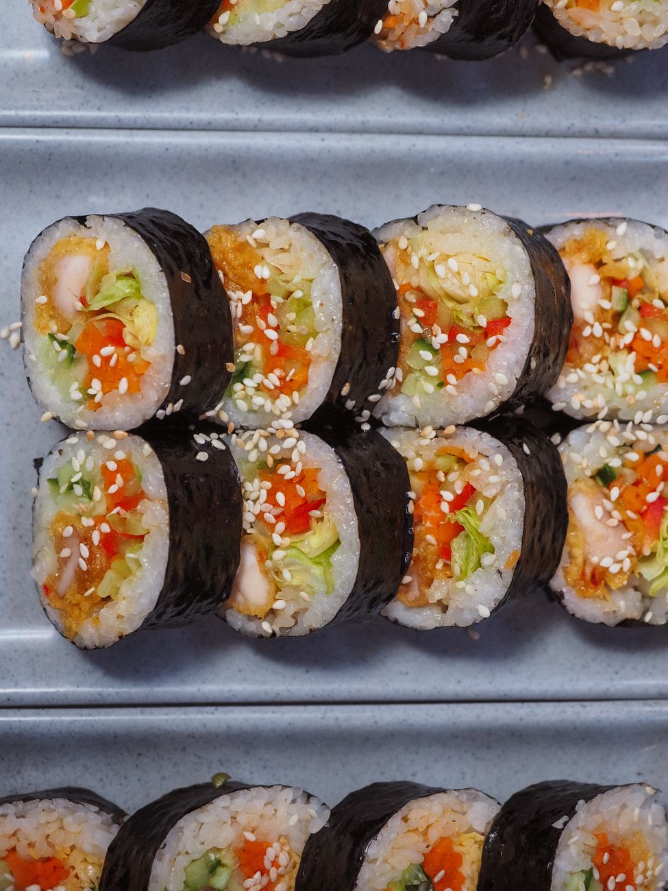 다이어트김밥, 같은 한 줄인데 칼로리가 반으로 갈리는 비밀 3 채소 위주 속재료로 만 김밥을 위에서 내려다본 모습