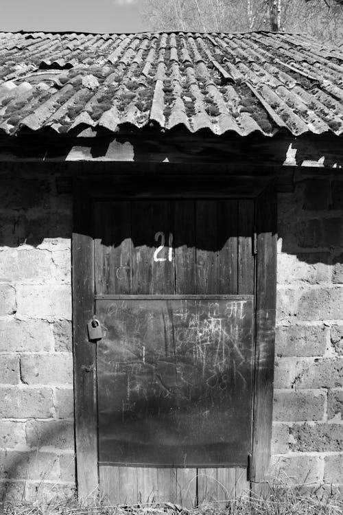Бесплатное стоковое фото с вертикальный выстрел, дверной проем, деревянная дверь