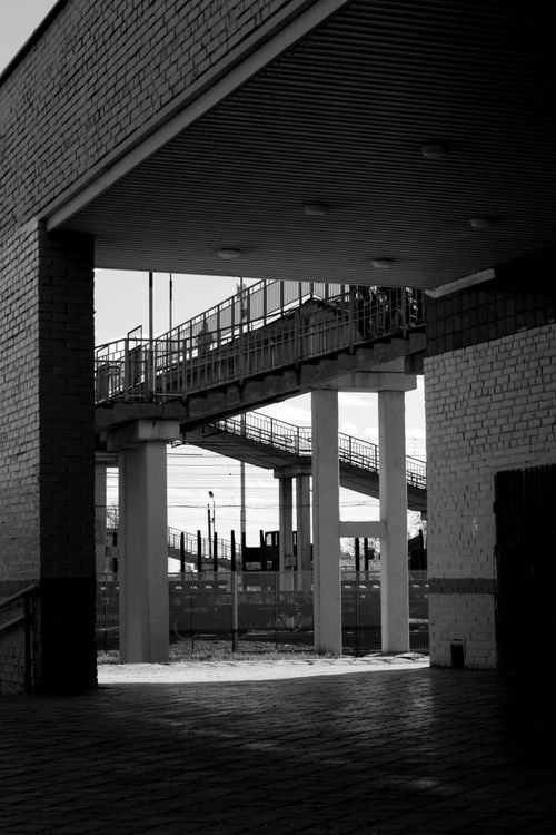 Free Monochrome photo of a modern urban structure with geometric elements. Stock Photo