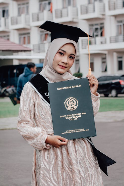 Foto stok gratis diploma, fotografi mode, jilbab