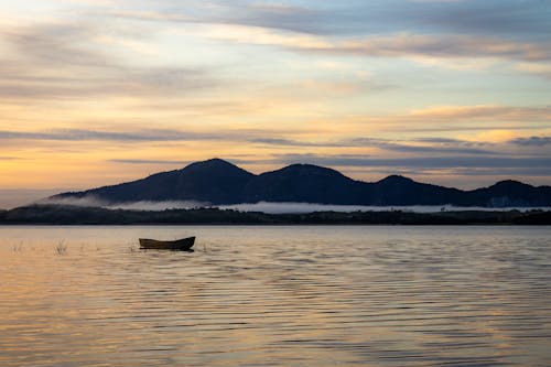 Photos gratuites de bateau, collines, coucher de soleil