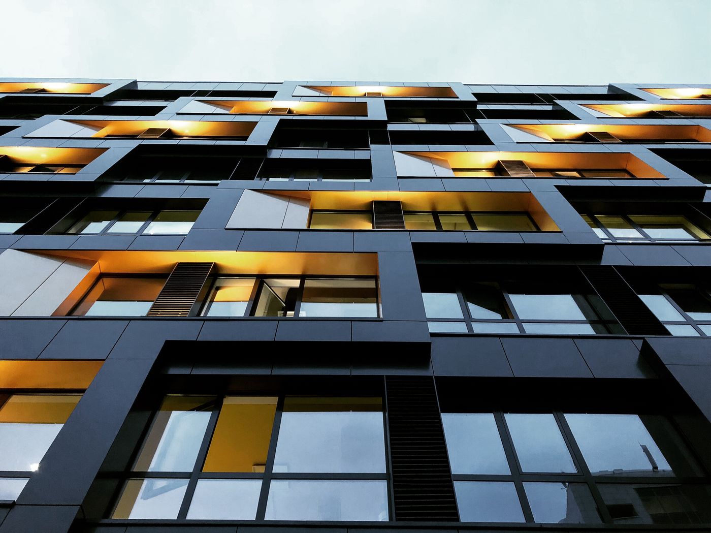 Façade de bureaux aux fenêtres régulières à Méndez Álvaro