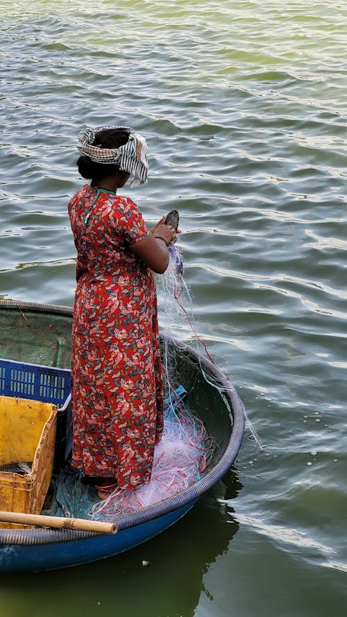 Fotos de stock gratuitas de barco de pesca, cuerpo de agua, mujer