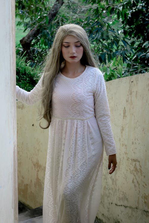 Безкоштовне стокове фото на тему «біла сукня, вертикальні постріл, дивлячись униз»