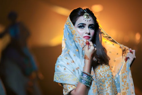 Fotografi Fokus Dangkal Wanita Mengenakan Gaun Biru Dan Emas