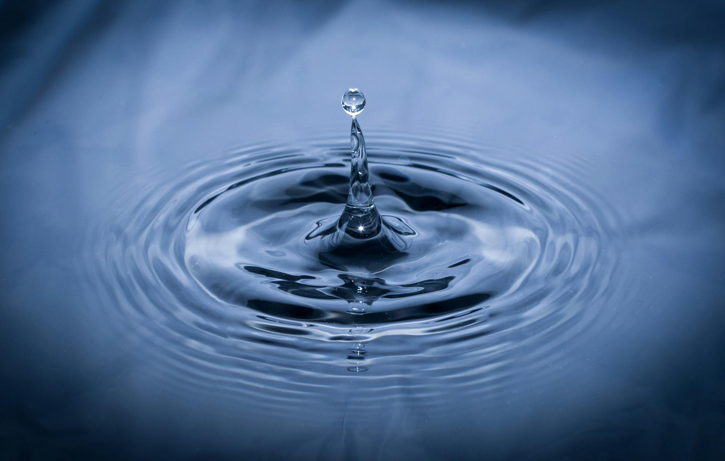 impact in water forming spreading rings