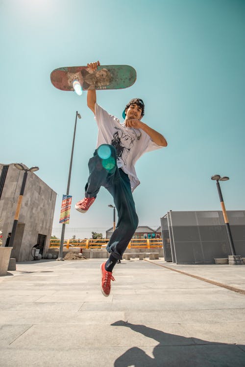 Základová fotografie zdarma na téma čisté nebe, dovednost, jízda na skateboardu