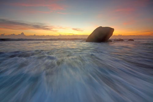 Flujo De Agua Durante La Puesta De Sol