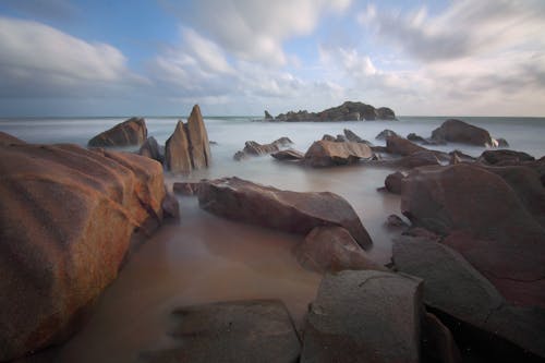 無料 昼間の海の岩 写真素材