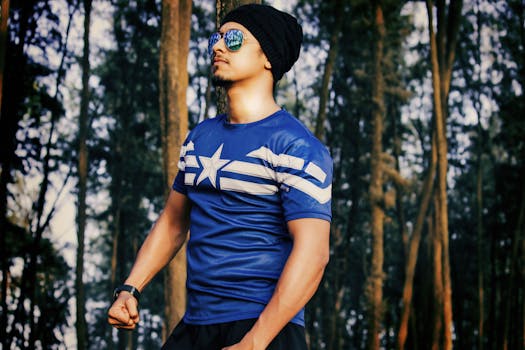 一位时尚男子戴着墨镜，在森林中自信地摆姿势