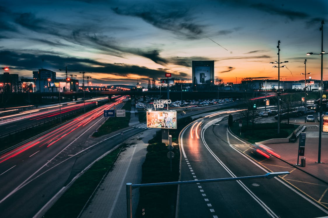 Fotografía De Lapso De Tiempo De La Carretera Durante La Hora Dorada