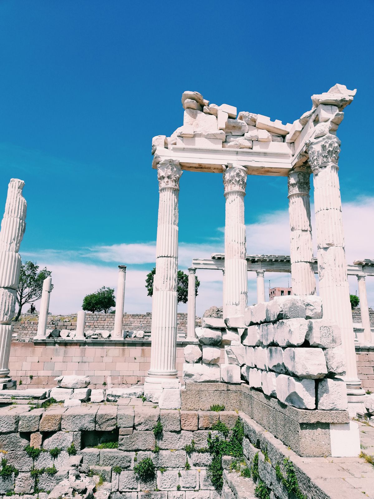 Bergama’daki Pergamon kalıntılarında yükselen antik sütunlar