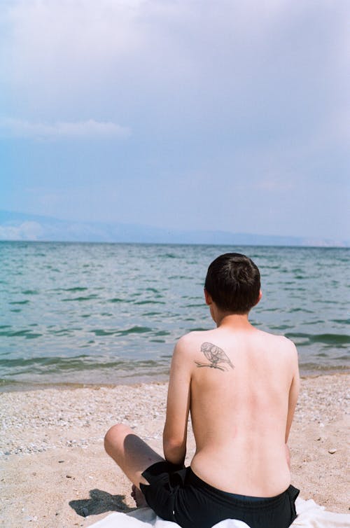 Free A Tattooed Man on a Beach Stock Photo
