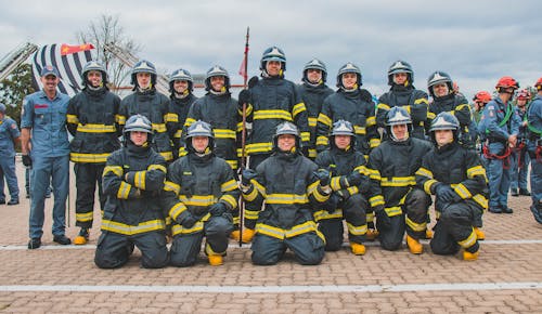 Kostenloses Stock Foto zu feuerwehr, gruppe, lächeln