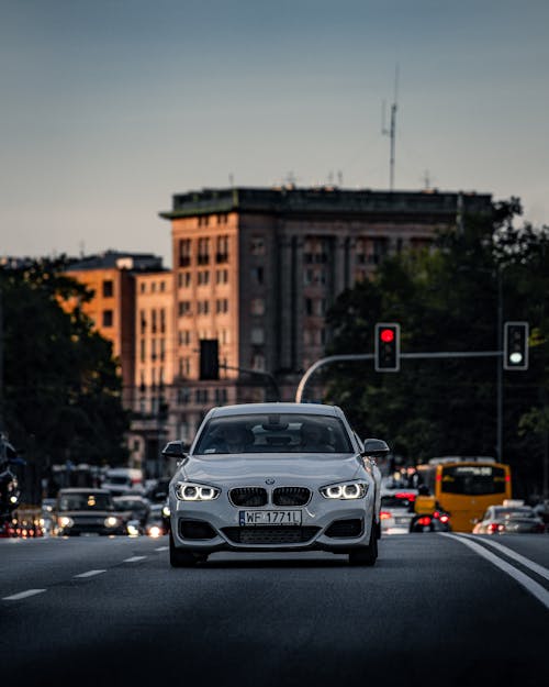 Kostenloses Stock Foto zu auto, fahrt, vertikaler schuss