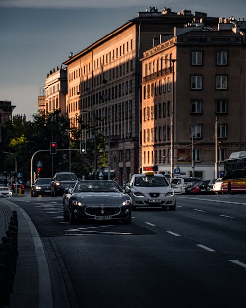 Kostenloses Stock Foto zu autos, fahrzeuge, gebäude