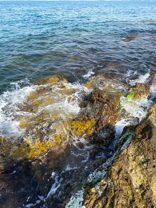 Free Dynamic waves crashing over a rocky coastline, showcasing nature's raw power. Stock Photo