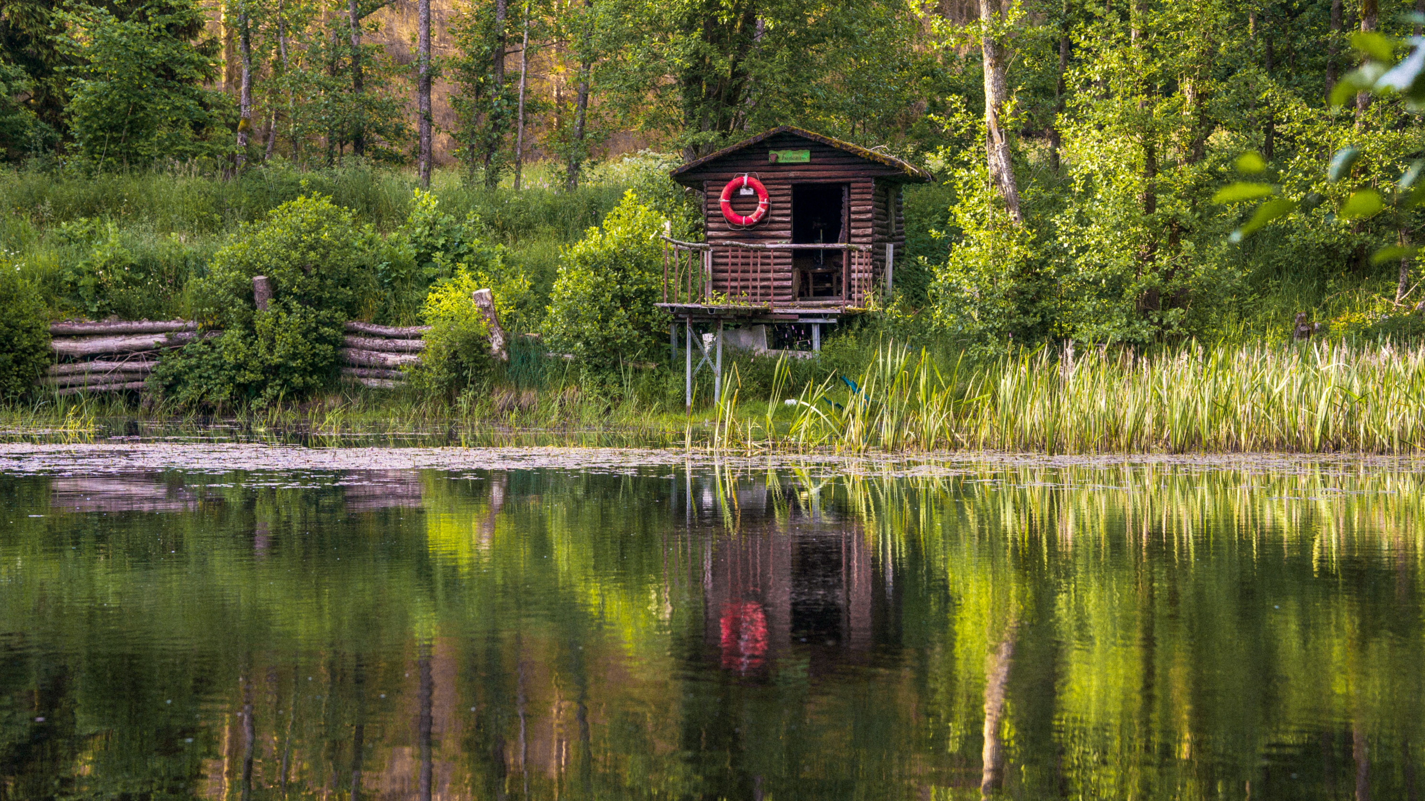 Brown Wooden House on Lake · Free Stock Photo