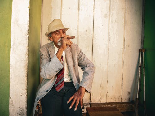 갈색 모자, 노인, 담배를 피우는의 무료 스톡 사진