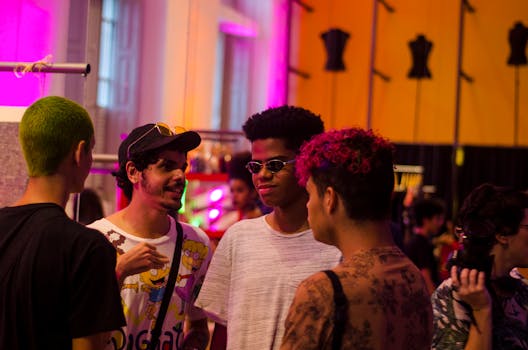 一群充满活力的朋友在巴西累西腓享受室内派对