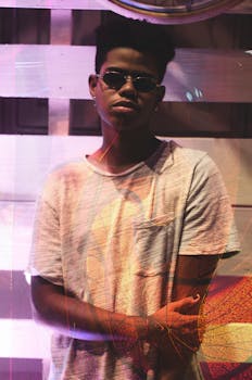 时尚年轻人戴着墨镜，穿着休闲装，散发着一种酷炫的现代气息