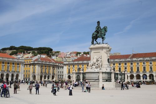 Gratis Persone che si godono una giornata di sole nella storica Piazza del Commercio a Lisbona, Portogallo. Foto a disposizione
