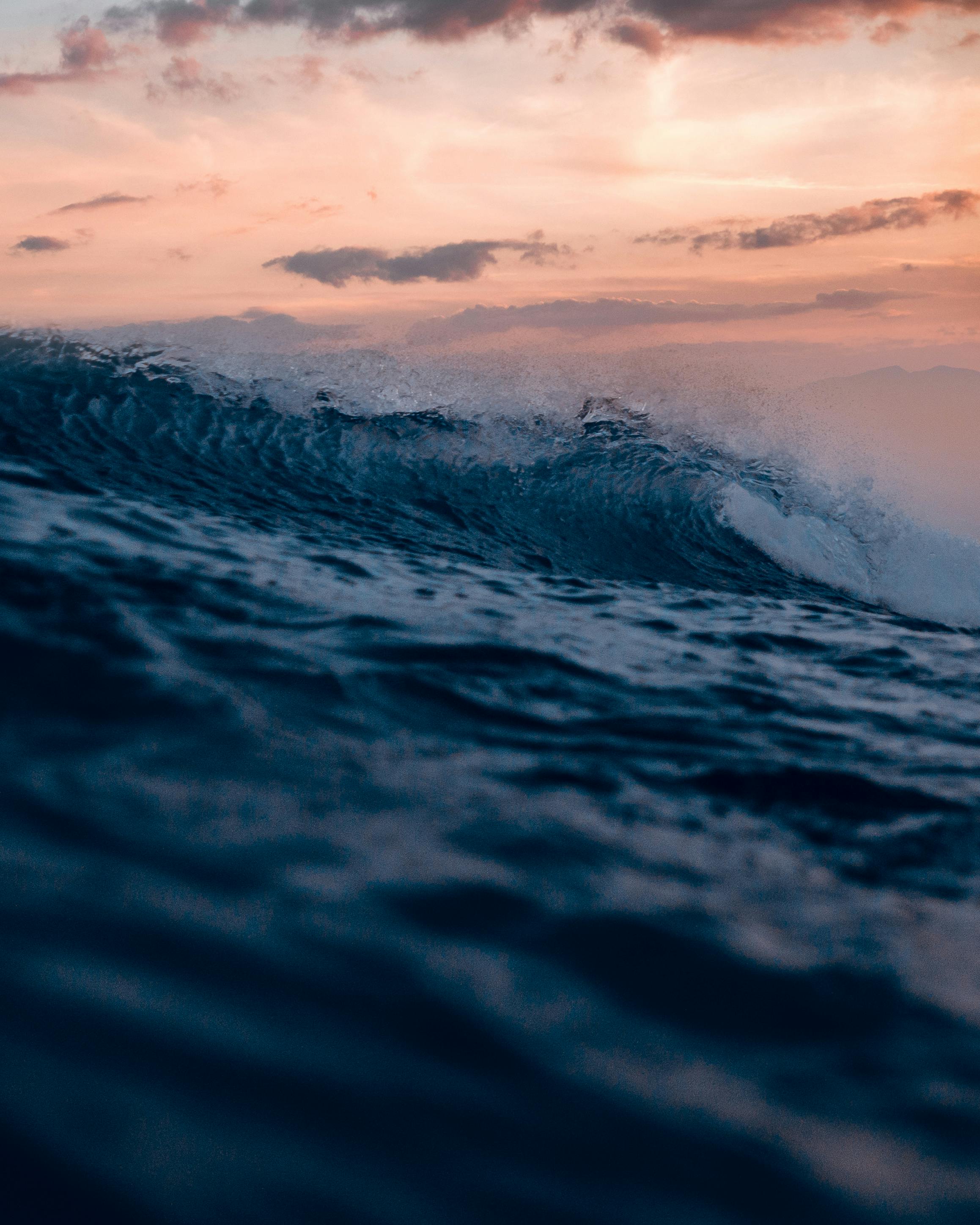Dramatic ocean wave captured during sunset in Arica, highlighting nature's power and beauty.