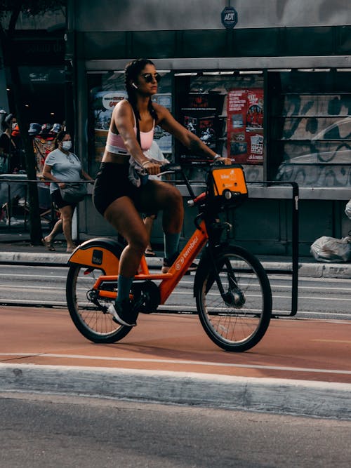 Immagine gratuita di bicicletta, donna, equitazione