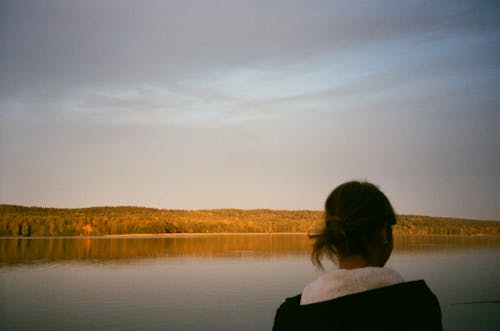 Frau, Die Körper Des Wassers Gegenübersteht