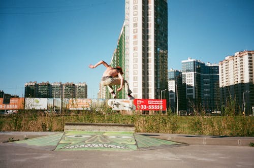 Kostenlos Person Skateboarding Auf Rampe Stock-Foto