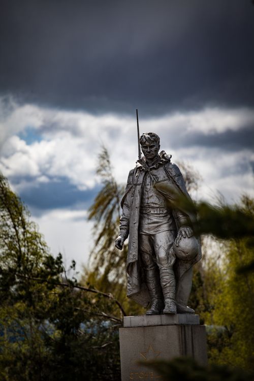 Free A historic statue stands tall under moody clouds, symbolizing strength and heritage. Stock Photo
