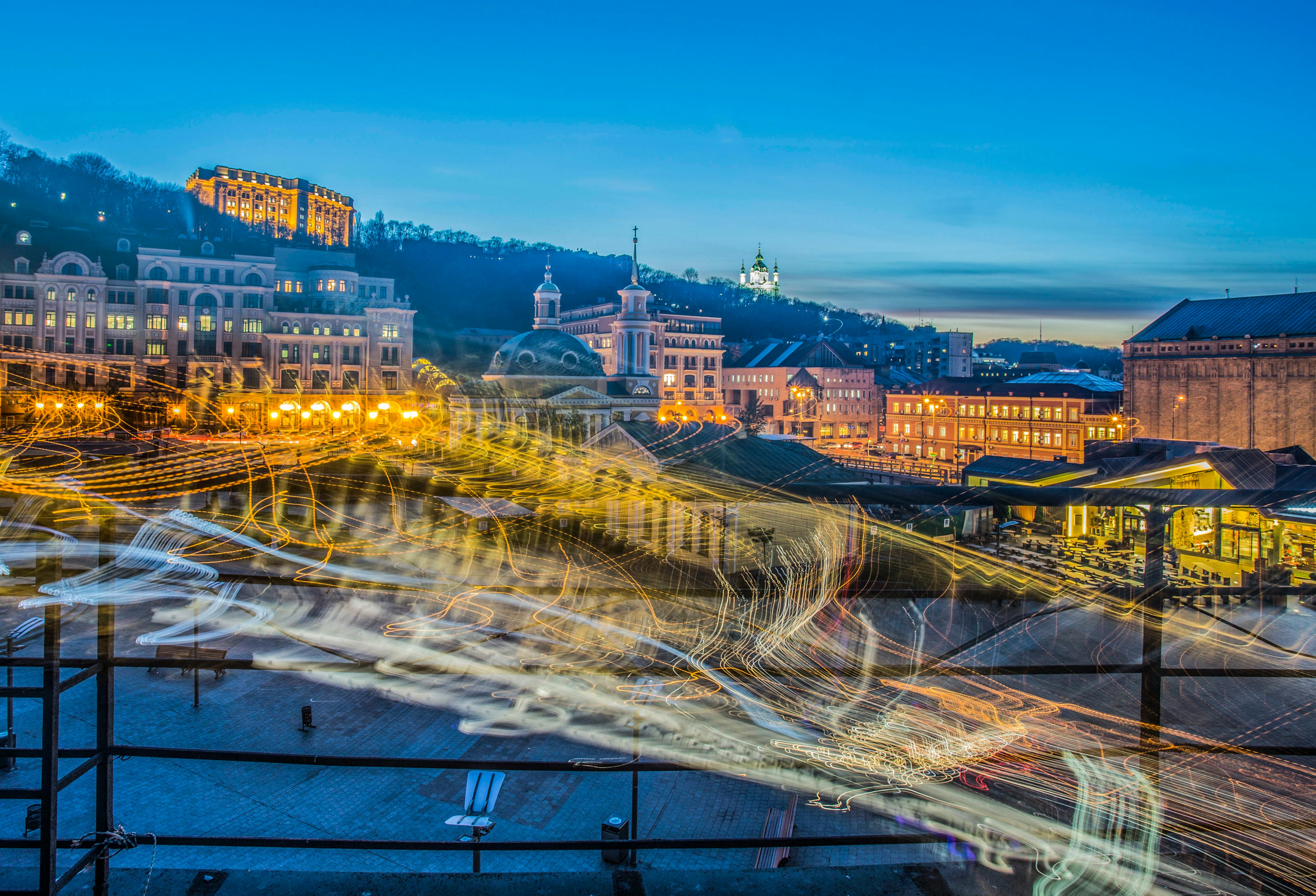 黄昏时分，城市景观充满活力，展现出色彩缤纷的光路和明亮的建筑物