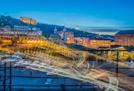 黄昏时分，城市景观充满活力，展现出色彩缤纷的光路和明亮的建筑物