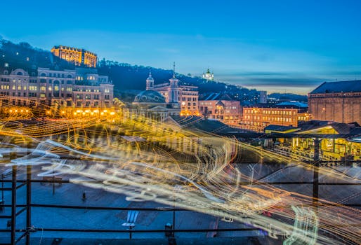 黄昏时分，城市景观充满活力，展现出色彩缤纷的光路和明亮的建筑物