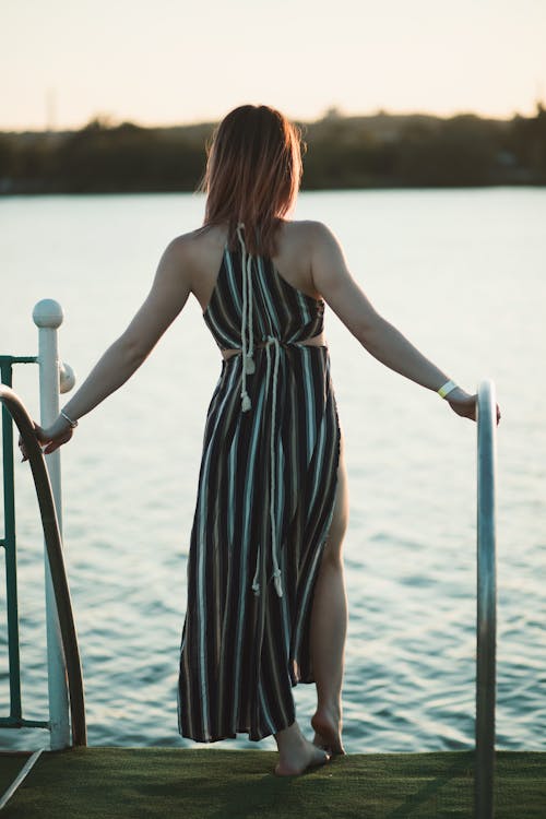 Donna Di Fronte Al Corpo D'acqua