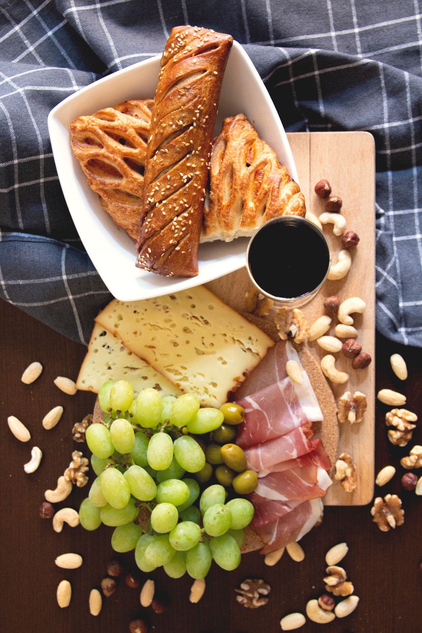 Vino acompañado de productos gourmet